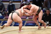 　玉正鳳（右）にはたき込みで敗れ、５勝１敗となった朝乃山（撮影・佐藤厚）