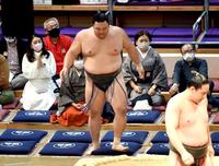 　玉正鳳（右）にはたき込みで敗れ、５勝１敗となった朝乃山（撮影・佐藤厚）