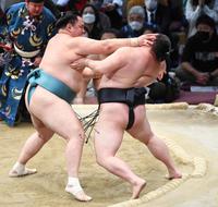 　玉鷲（左）に押し出しで敗れ、負け越しが決まった正代（撮影・佐藤厚）