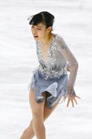 　演技する三原舞依（共同）