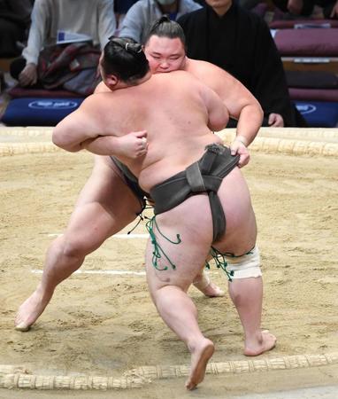 　上戸（手前）を寄り切りで破り、６勝１敗で今場所を終えた朝乃山（撮影・佐藤厚）