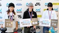 　表彰式で笑顔を見せる優勝の伊藤美優（中央）、２位の織田（左）、３位の西矢