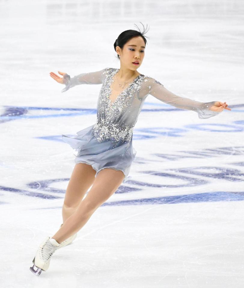 　演技する三原舞依（共同）