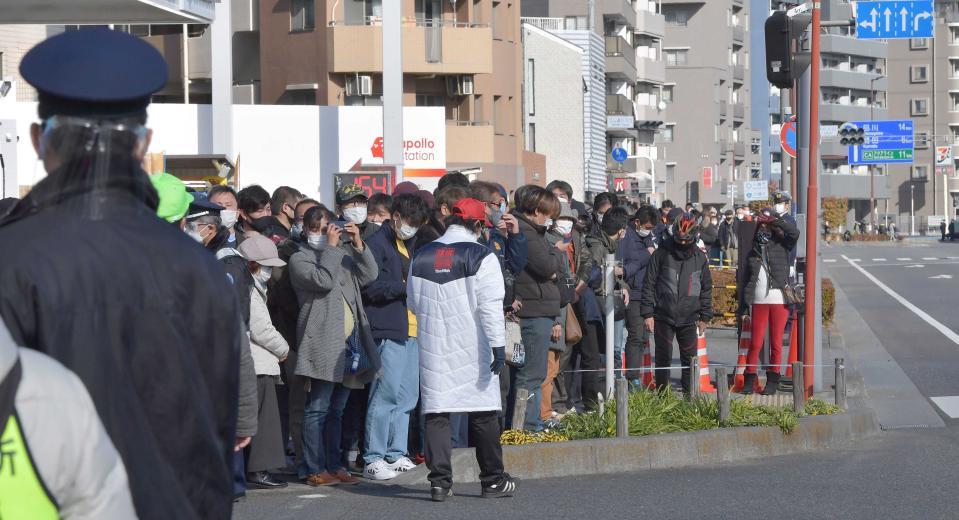 　今年の箱根駅伝にも駅伝ファンが歩道に詰めかけた（神奈川・鶴見）