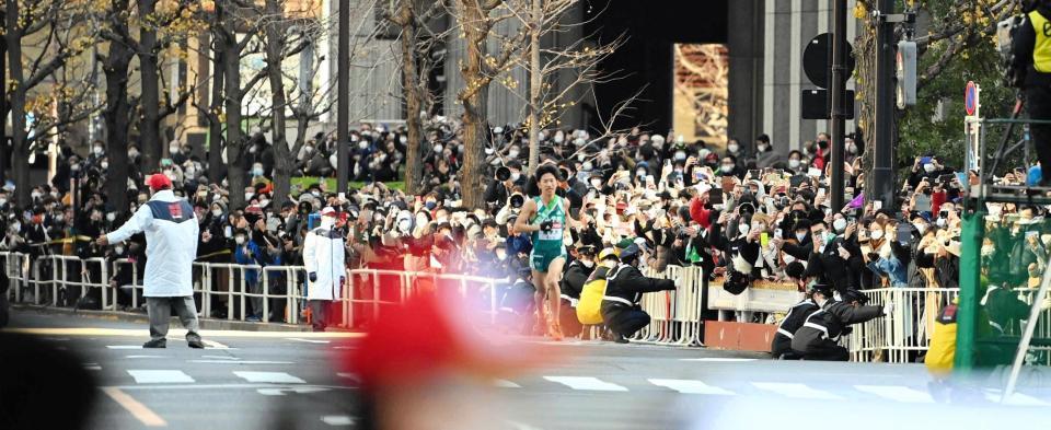 　ゴールを見届けようとカメラを構え待ち受ける大勢の観客＝東京・大手町＝２０２２年１月３日撮影