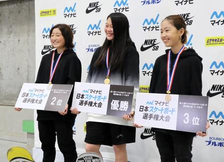 　表彰式で笑顔を見せる（左から）２位の菅原芽依、１位の草木ひなの、３位の菅原琉衣