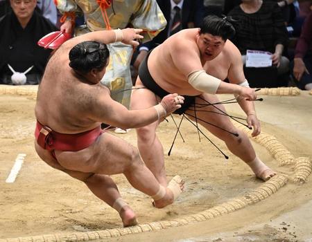 　阿炎（右）が突き倒しで高安を破る