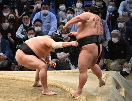 　優勝決定ともえ戦で阿炎（左）が貴景勝を破り優勝を決める