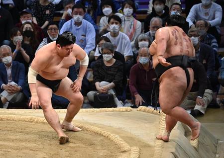 　優勝決定ともえ戦で阿炎（左）が貴景勝を破り優勝を決める