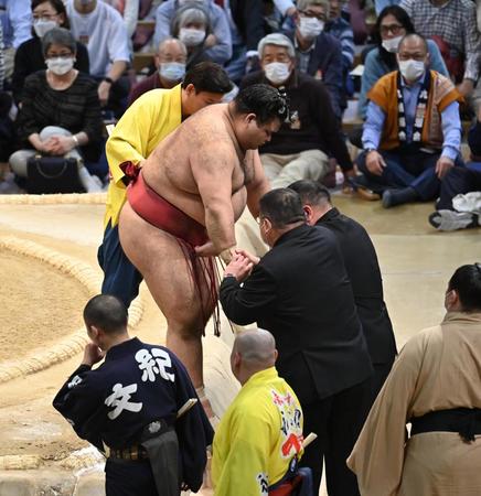 　優勝決定ともえ戦で阿炎に敗れ、土俵を降りる高安