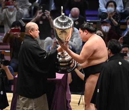 　優勝し、賜杯を八角理事長（左）から受け取る阿炎