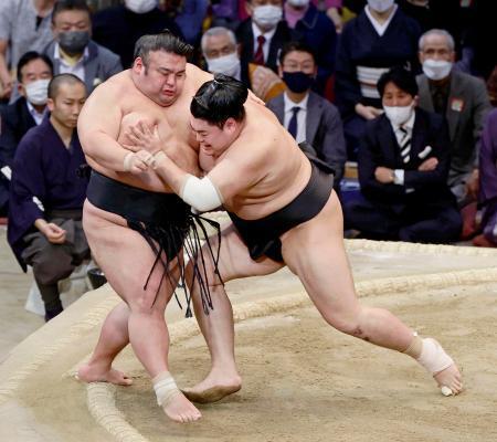 　大相撲九州場所千秋楽、平幕の阿炎（右）が優勝決定ともえ戦で貴景勝を破り、初優勝を果たした＝２７日、福岡国際センター