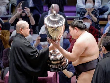 九州場所、平幕の阿炎が初優勝２８年ぶりの三つどもえ制す