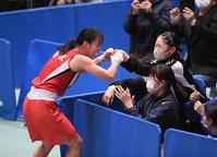 　決勝で判定勝ちした入江聖奈（左）はリングサイドで応援していた並木月海とグータッチ（撮影・開出牧）