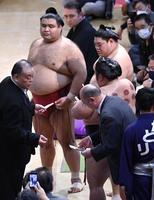 　優勝決定ともえ戦前にくじ引きをする（左から）高安、阿炎、貴景勝