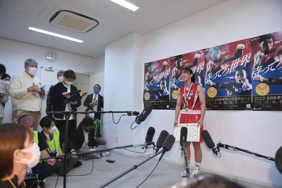 　試合後の会見で心境を語る入江聖奈（撮影・開出牧）