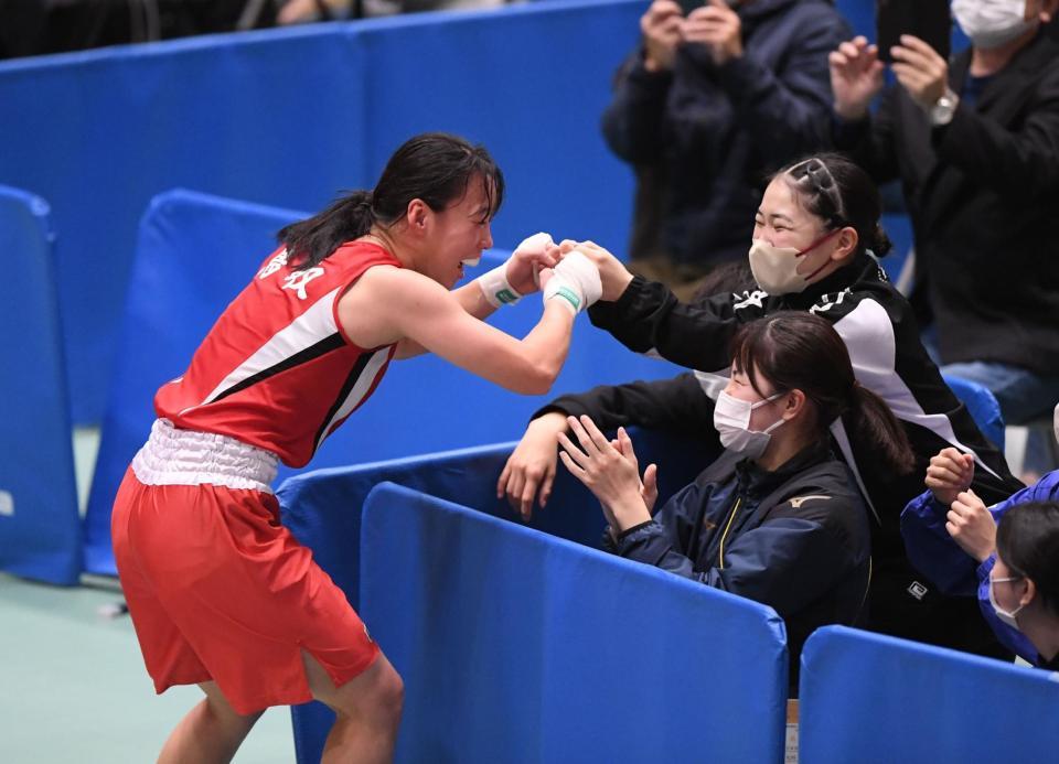 　決勝で判定勝ちした入江聖奈（左）はリングサイドで応援していた並木月海とグータッチ（撮影・開出牧）