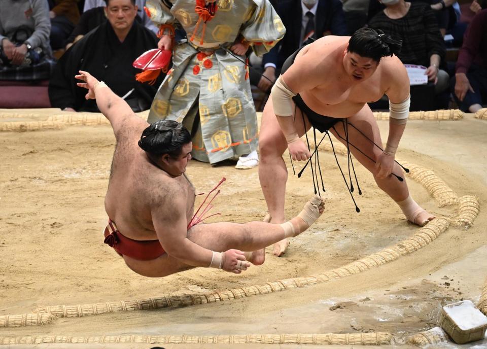 　阿炎（右）が突き倒しで高安を破る