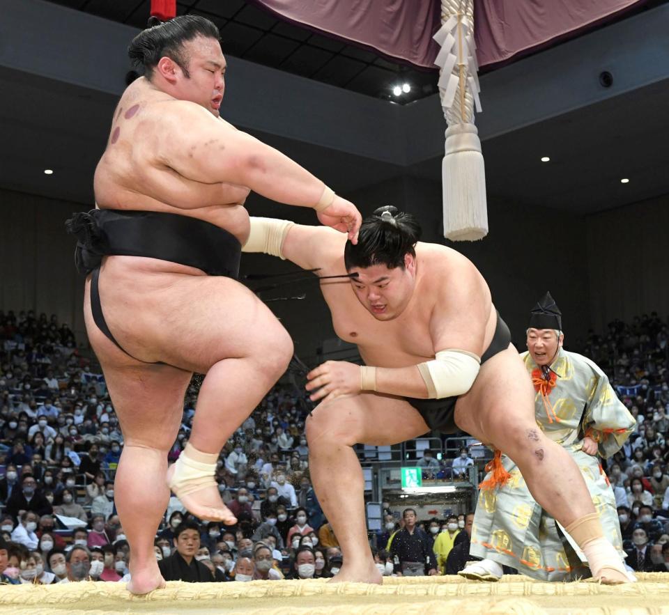 巴戦となった優勝決定戦で高安、貴景勝（左）に連勝し初優勝を決めた阿炎（撮影・佐藤厚）