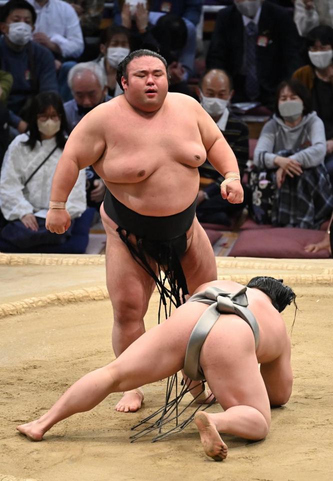 　貴景勝（奥）がはたき込みで若隆景を下す＝２７日