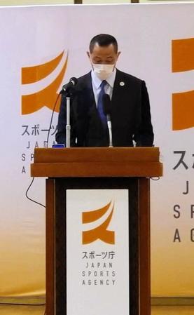 報道陣の取材に応じる室伏広治長官＝都内