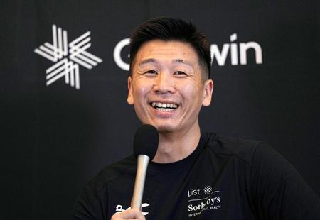 　笑顔で記者会見するアルペンスキー男子の佐々木明＝２９日、東京都内のホテル