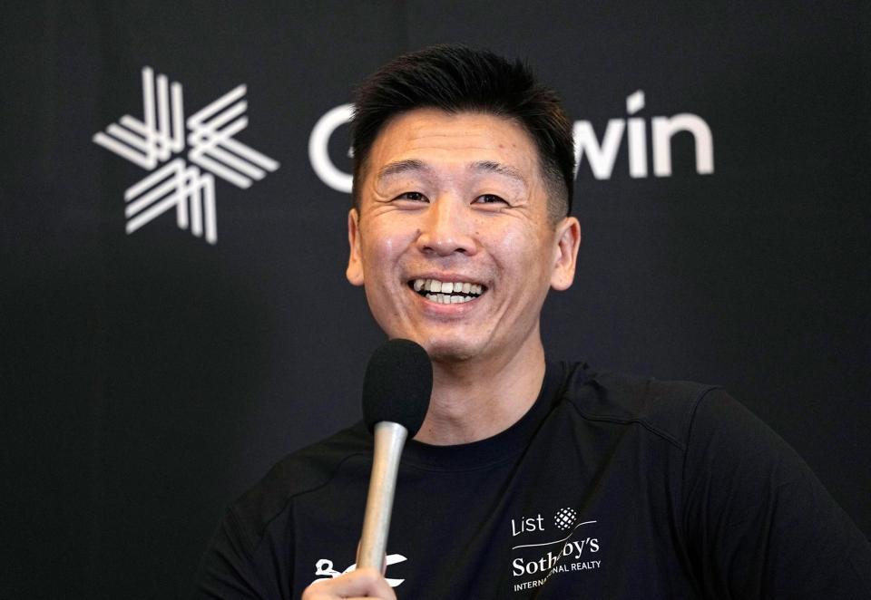 　笑顔で記者会見するアルペンスキー男子の佐々木明＝２９日、東京都内のホテル