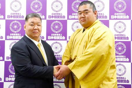 師匠の高田川親方（左）と握手する湘南乃海（日本相撲協会提供）