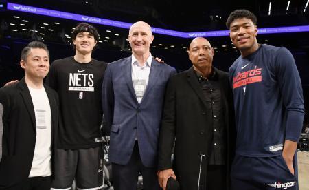 　ＮＢＡを視察し、試合前にウィザーズの八村塁（右端）、ネッツの渡辺雄太（左から２人目）らと記念撮影をするバスケットボール男子日本代表のホーバス監督（中央）＝１１月３０日、ニューヨーク（共同）