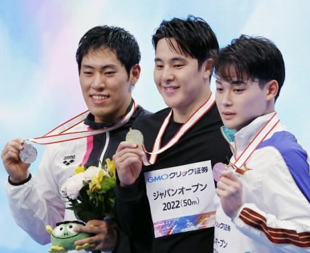 　男子４００メートル個人メドレーの表彰式でメダルを手に笑顔の（左から）２位の本多灯、優勝した瀬戸大也、３位の小方颯＝東京辰巳国際水泳場