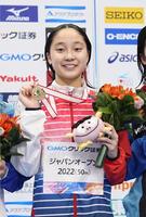 　女子４００メートル個人メドレーで優勝し、表彰式で笑顔の成田実生