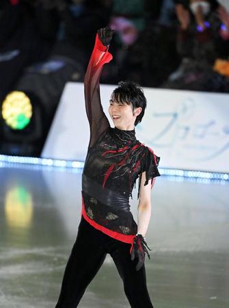 　アイスショー「プロローグ」を開催し、笑顔で演技する羽生結弦さん（撮影・堀内翔）