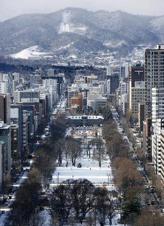 　札幌市中央区の大通公園。奥中央は大倉山ジャンプ競技場＝２０２１年１２月