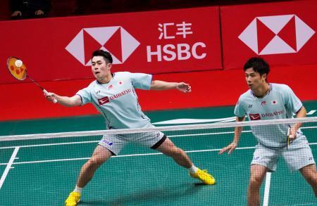 　１次リーグの男子ダブルスでプレーする保木卓朗（左）、小林優吾組＝バンコク（ＡＰ＝共同）