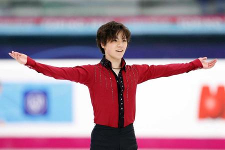 　男子ＳＰの演技を終え、拍手に応える宇野昌磨（共同）