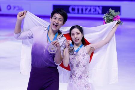 　ペアで初優勝し、メダルを手にする三浦璃来（右）、木原龍一組