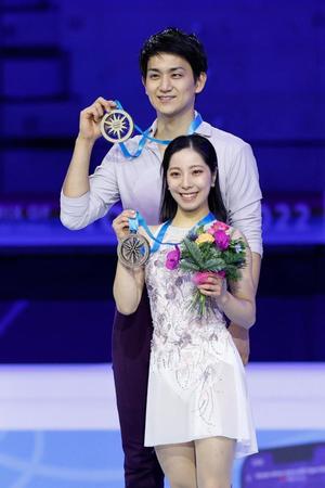 　ペアで初優勝し、メダルを手にする三浦璃来（手前）、木原龍一組