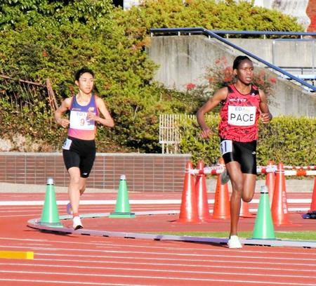 　日本人トップの５位に入った田中希実（左）