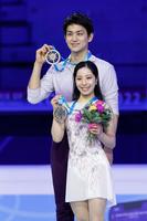 　ペアで初優勝し、メダルを手にする三浦璃来（手前）、木原龍一組