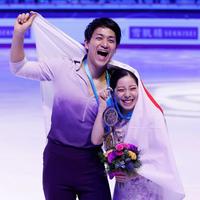 　ペアで初優勝し、喜ぶ三浦璃来（右）、木原龍一組
