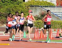 　レース序盤に先頭争いを繰り広げる広中璃梨佳（右から２人目）と田中希実（同３人目）