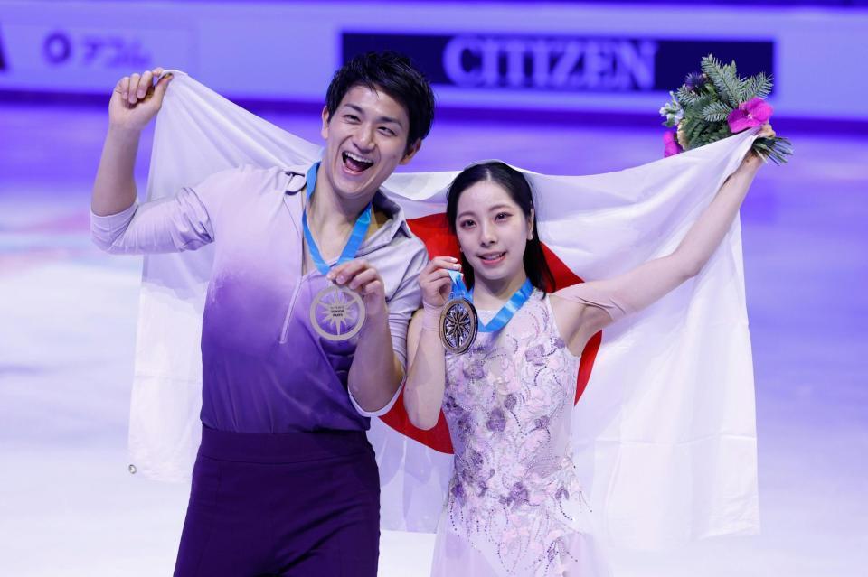 　ペアで初優勝し、メダルを手にする三浦璃来（右）、木原龍一組