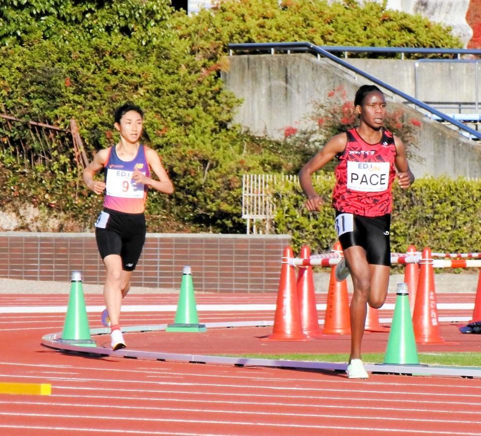 　日本人トップの５位に入った田中希実（左）