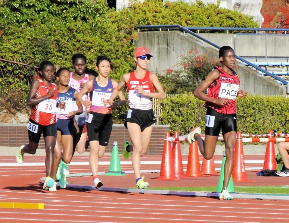 　レース序盤に先頭争いを繰り広げる広中璃梨佳（右から２人目）と田中希実（同３人目）