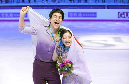 　ペアで初優勝し、喜ぶ三浦璃来（右）、木原龍一組（共同）