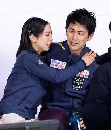 　キスアンドクライで感極まる三浦（左）、木原組（共同）