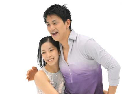 　優勝した三浦璃来（左）と木原龍一