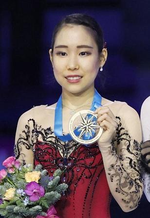 　女子で初優勝し、表彰式でメダルを手にする三原舞依（共同）