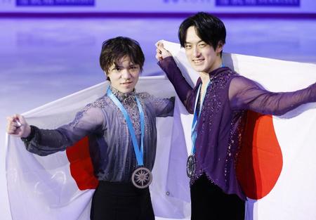 　メダルを胸に笑顔を見せる、男子で優勝した宇野昌磨（左）と２位の山本草太（共同）
