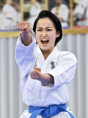 　女子形で３位だった清水希容の演武＝日本武道館